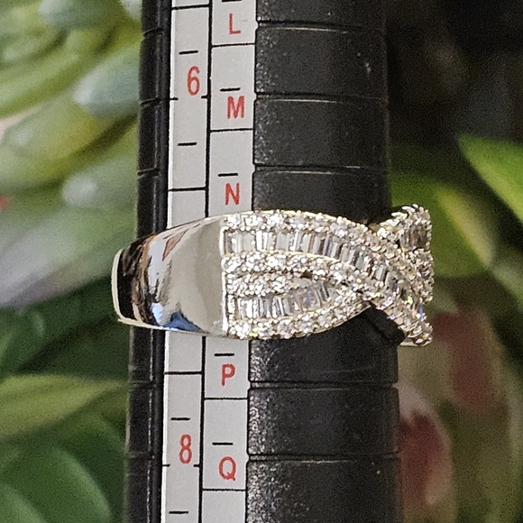 Modern Cubic Zirconia Criss Cross Statement Ring. - Picture 4 of 6